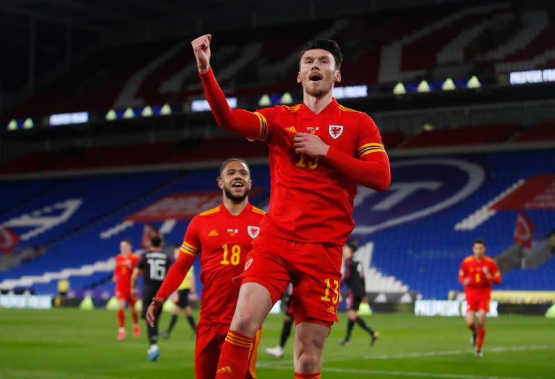 Kieffer Moore celebra tras anotar el gol con el que la selección de Gales venció a la de México en partido amistoso