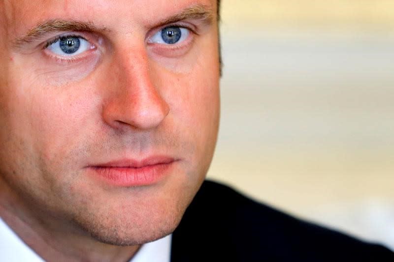 Emmanuel Macron souhaite prolonger l'état d'urgence jusqu'à l'automne, le temps de trouver les "conditions de sortie" de ce régime d'exception dans un contexte de menace terroriste persistante. /Photo prise le 23 mai May 2017/REUTERS/Philippe Wojazer