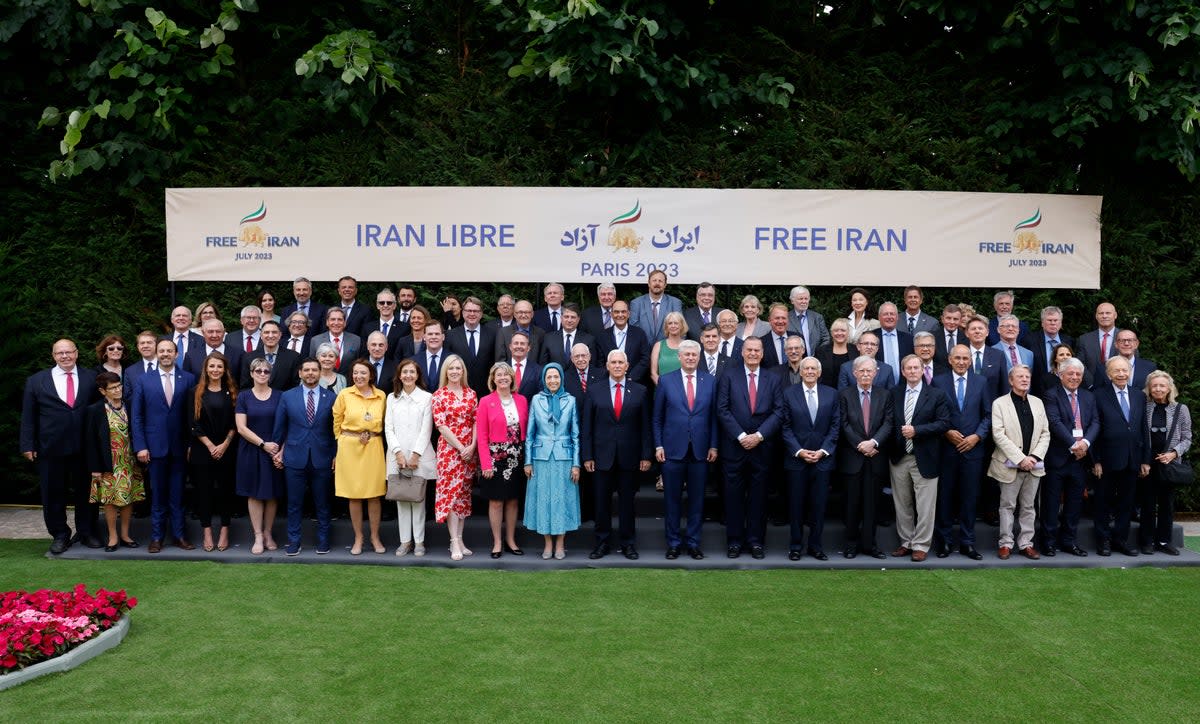 VIPs including Mike Pence, John Bolton and others take a group photograph at the 2023 Free Iran rally hosted by the NCRI (NCRI)