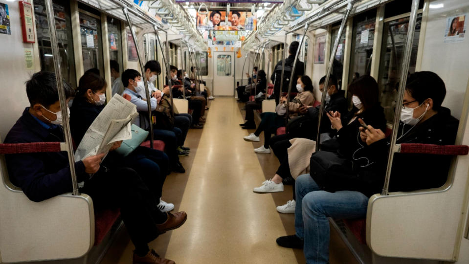 在內閣府的本次調查中，6成多的人回答最常在電車內遭遇癡漢。圖為1輛日本東京的電車。美聯社