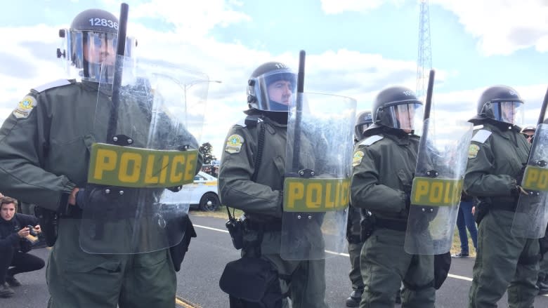 Far-right, anti-fascist protesters temporarily shut Quebec border crossing