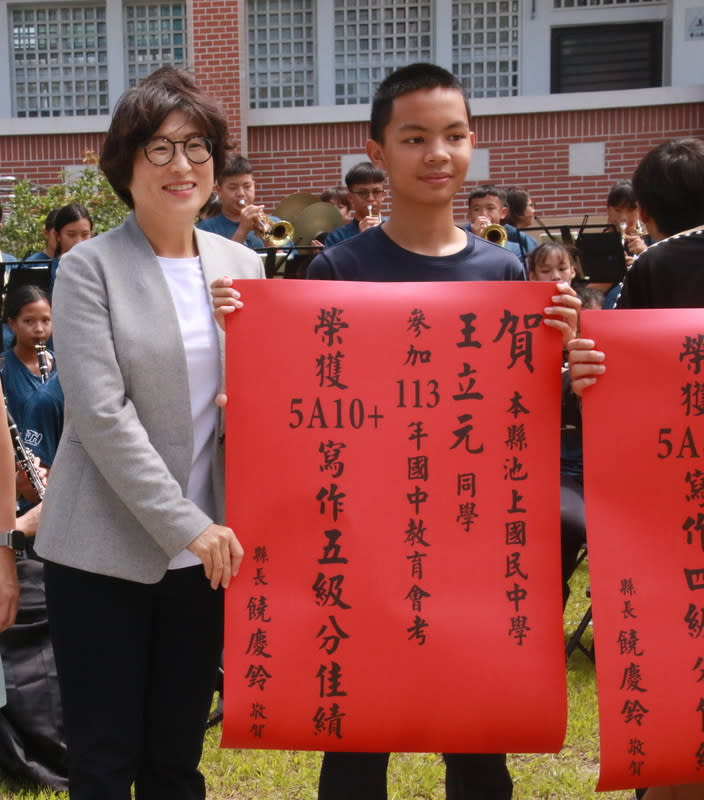 國中會考台東榜首  王立元取得族語認證 國中會考成績日前出爐，台東縣有2名考生獲得5A10+ 佳績，其中1名為池上國中王立元（前右）。王立元 為布農族，已取得布農族語中高級認證及全民英檢中 級，縣長饒慶鈴（前左）21日前往學校道賀。 （台東縣政府提供） 中央社記者盧太城台東傳真  113年6月21日 