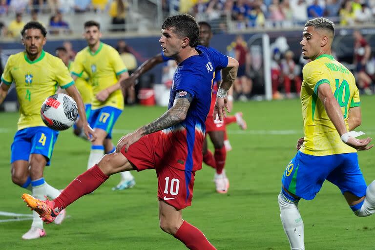 Christian Pulisic, autor del empate norteamericano, remata pese al esfuerzo de Pereira; Marquinhos sólo puede mirar