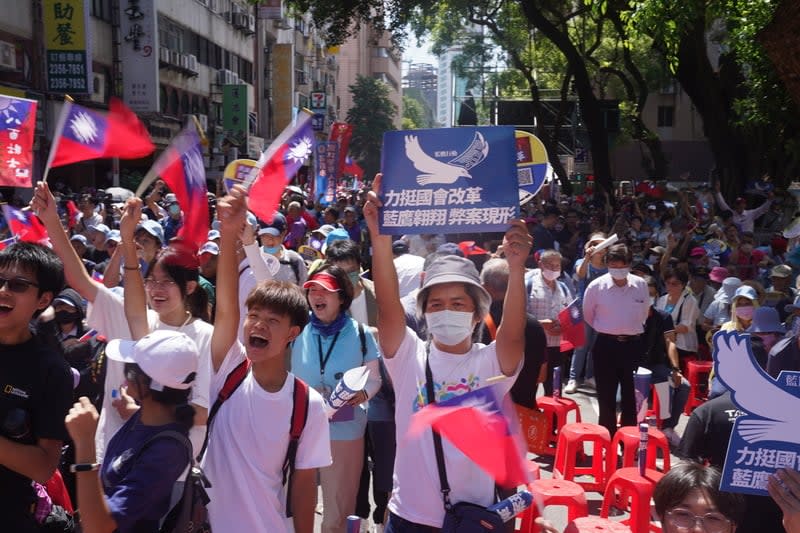 國民黨在立法院外發起「藍鷹行動」，有支持者高舉標語力挺國會改革。中央社