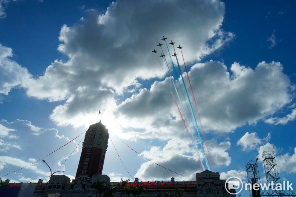 空軍雷虎小組今年以七架編成大雁隊形在總統府上空衝場，為國慶預演帶來最高潮。   圖：張良一/攝