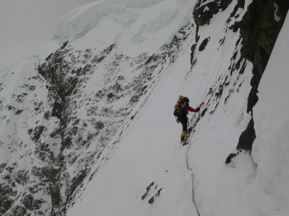 Der Helm ist für Bergsteiger auf dem K2 Pflicht. - Copyright: Jake Meyer