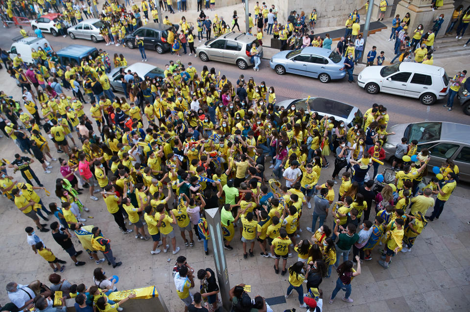 Hinchas del Villarreal celebrando el t&#xed;tulo de la Europa League en las calles de la localidad. 