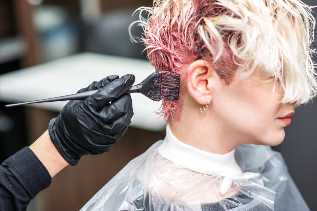 Teñirse el cabello es una de las prácticas estéticas más comunes en el mundo. Para este año, el mercado de la coloración capilar superará los 40 mil millones de dólares. (Getty Creative)