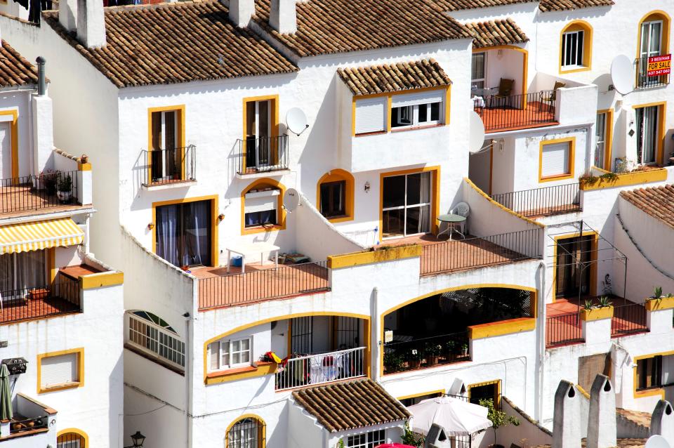 <p>Esta localidad andaluza es la que tiene el precio de compraventa de una vivienda más caro de toda España, ya que supera ampliamente el millón de euros de promedio. En total, son 1.493.870 euros. (Foto: Getty Creative)</p> 