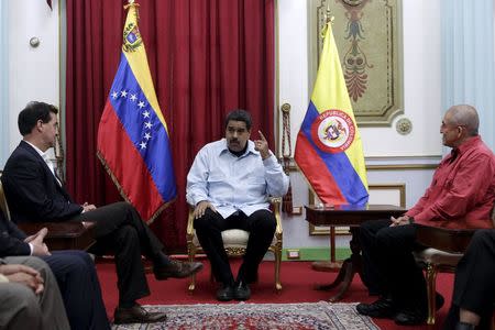 Venezuela's President Nicolas Maduro (C) speaks during a meeting with Frank Pearl (L), representative of Colombian government and Antonio Garcia, of National Liberation Army (ELN), heads of delegations for formal peace talks, at Miraflores Palace in Caracas, March 30, 2016. REUTERS/Marco Bello