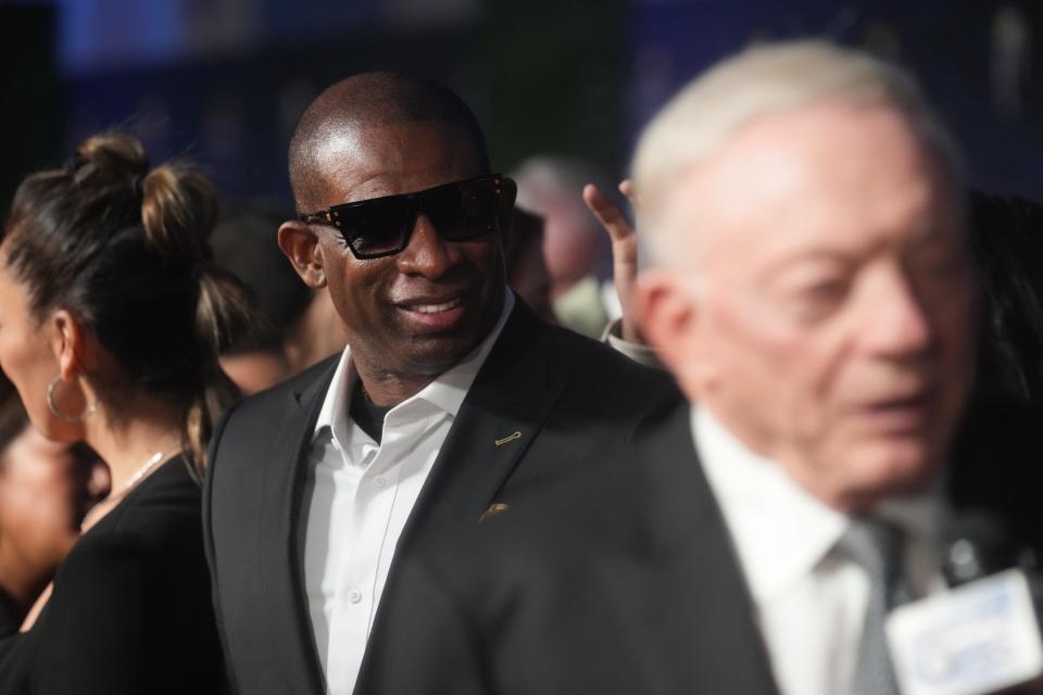 Deion Sanders camina por la alfombra roja antes de los premios de la NFL.