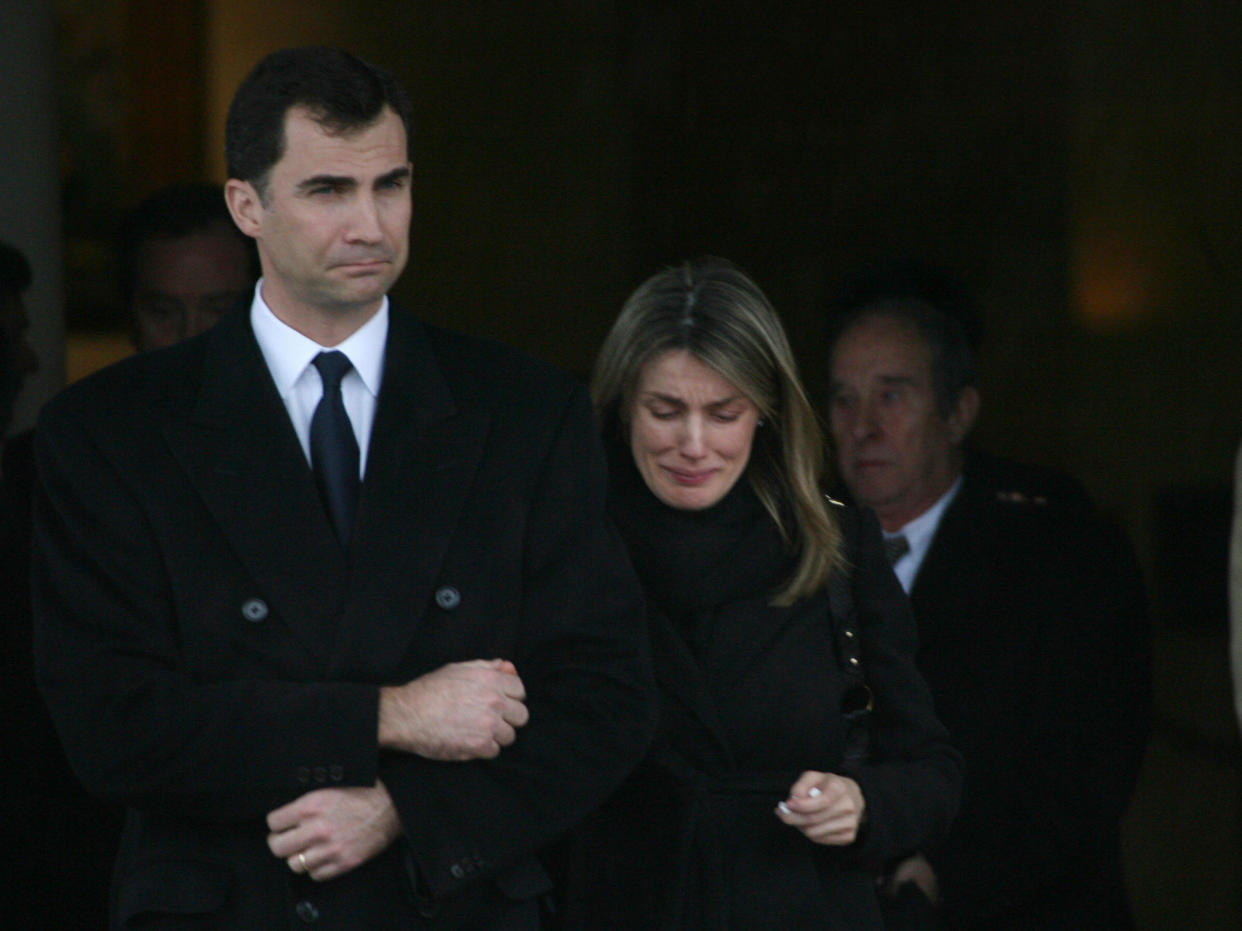 Madrid, SPAIN: Spain's Princess Letizia (R) departs with husband Prince Felipe from the crematorium of Tres Cantos after the funeral of her younger sister Erika Ortiz near Madrid, 08 February 2007. The cause of death of fine arts graduate Erika Ortiz, the mother of a litle girl was not immediately revealed. AFP PHOTO/PIERRE-PHILIPPE MARCOU (Photo credit should read PIERRE-PHILIPPE MARCOU/AFP via Getty Images)