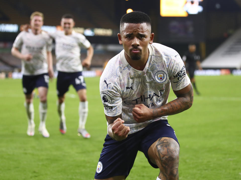 El brasileño Gabriel Jesús del Manchester City celebra tras anotar el tercer tanto del cuadro durante el partido de la Liga Premier inglesa contra el Wolverhampton Wanderers en el estadio Molineux, en Wolverhampton, Inglaterra, el lunes 21 de septiembre de 2020. (Marc Atkins/Pool vía AP)