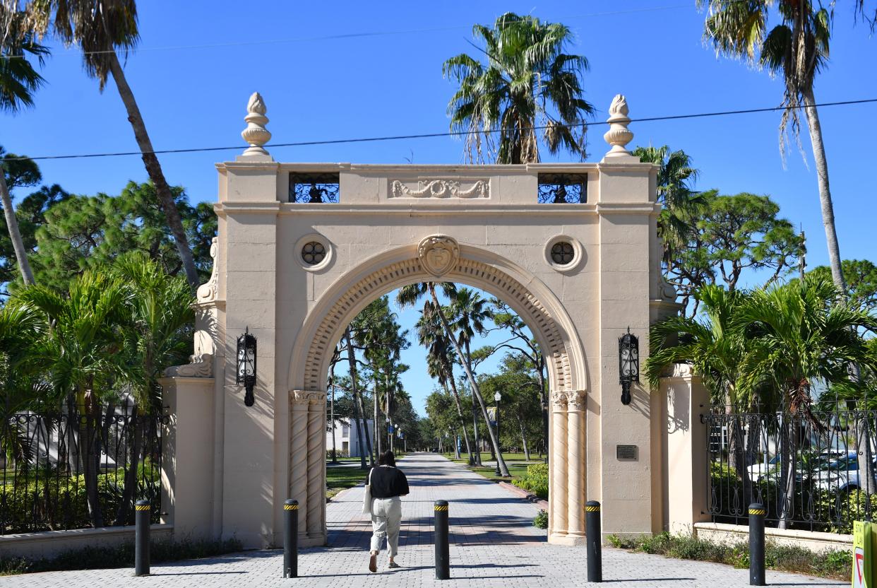 An archway leads to the Dort Promenade on the New College of Florida Bayfront campus