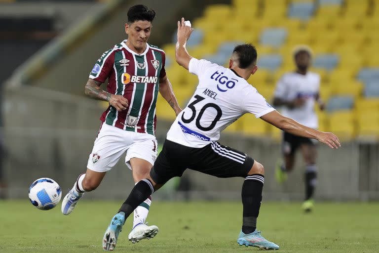 Germán Cano de Fluminense lucha por el balón con Ángel de Junior durante el partido entre Fluminense y Junior como parte de la Copa Libertadores 2022 en el Estadio Maracaná 