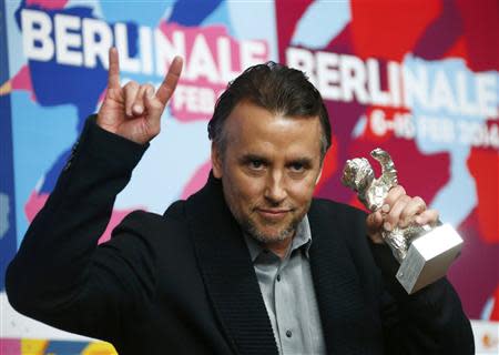 Director Richard Linklater poses with his Silver Bear for Best Director for his film 'Boyhood' during a news conference after the awards ceremony of the 64th Berlinale International Film Festival in Berlin February 15, 2014. REUTERS/Thomas Peter