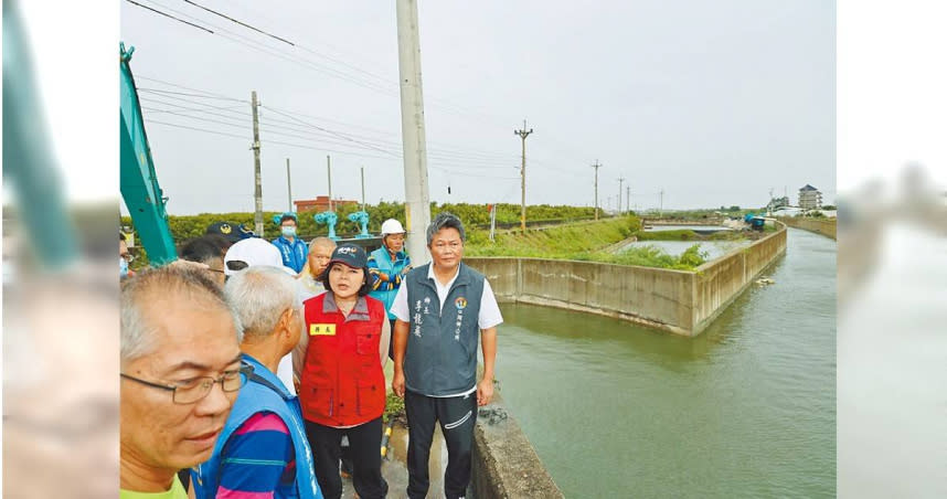 雲林縣長張麗善（著紅色背心者）28日由口湖鄉長李龍飛（右一）陪同勘查時，發現因烏麻園中排高於路面，造成該區經常發生水患。（圖／中國時報周麗蘭攝）