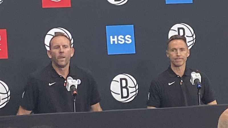 籃網主帥奈許（Steve Nash）和總管馬克思（Sean Marks）在媒體日上受訪。（圖／翻攝自籃網記者Chris Milholen推特）