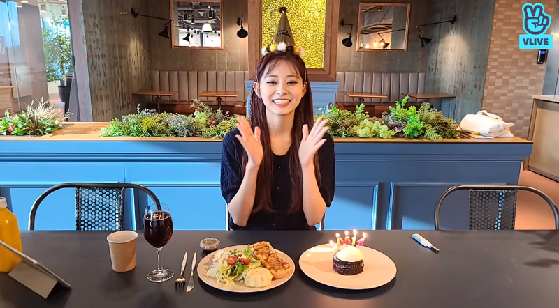 「TWICE」周子瑜昨開直播慶祝21歲生日，現場工作人員替她唱生日歌。（翻攝VLIVE）