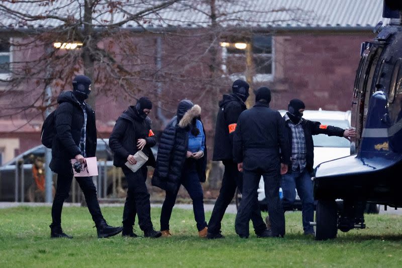 FOTO DE ARCHIVO: La policía escolta a una persona después de que 25 presuntos miembros y simpatizantes de un grupo de extrema derecha fueran detenidos durante redadas en Alemania, en Karlsruhe, Alemania