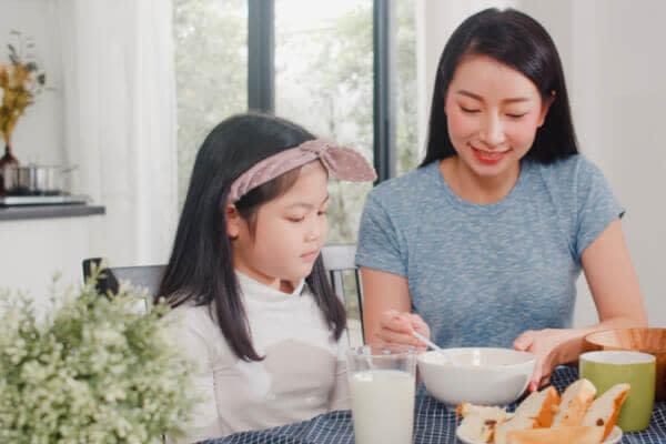 圖片來源：<a href="https://www.freepik.com/free-photo/asian-japanese-family-has-breakfast-home-asian-mom-daughter-happy-talking-together-while-eating-bread-drink-orange-juice-corn-flakes-cereal-milk-table-modern-kitchen-morning_6142006.htm#page=7&query=milk+child&position=26" rel="nofollow noopener" target="_blank" data-ylk="slk:freepik;elm:context_link;itc:0;sec:content-canvas" class="link ">freepik</a>