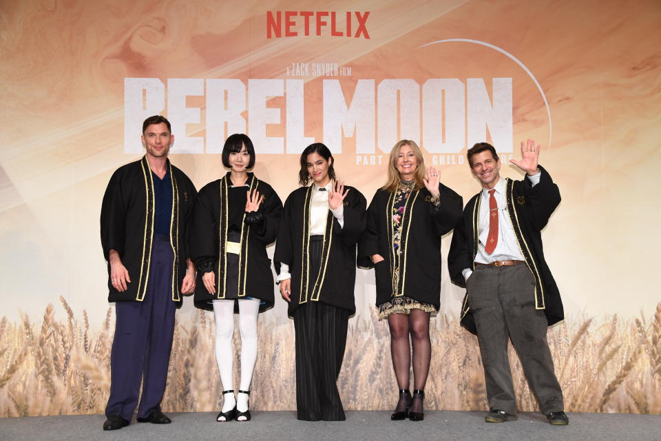 導演查克史奈德攜手愛妻製作人黛博拉史奈德，集結主演群蘇菲亞波提拉、裴斗娜、艾德斯克林共同出席《Rebel Moon — 第 1 部：火之女》東京亞太區首映記者會。（圖／Netflix）