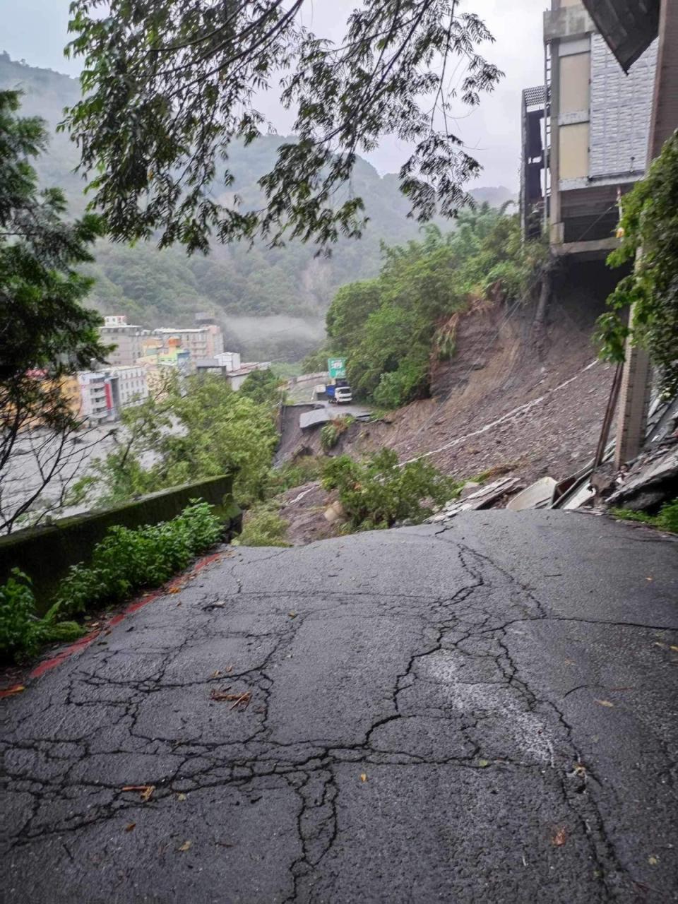 南投縣仁愛鄉受重創，廬山地區居民拍下地基掏空，馬路路面塌陷，立體停車場懸空。蔡先生授權