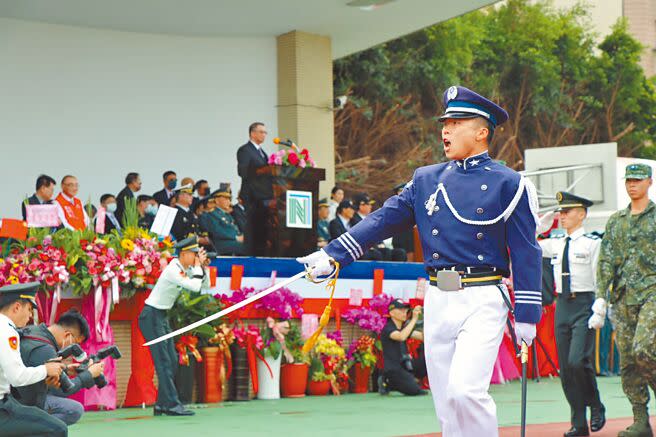 全台唯一的民間軍事學校南亞ROTC專業大學，25日歡慶5周年校慶，投入儲備軍官行列的學子們，進行閱兵分列式與儀隊表演，展現壯盛軍威。（蔡明亘攝）