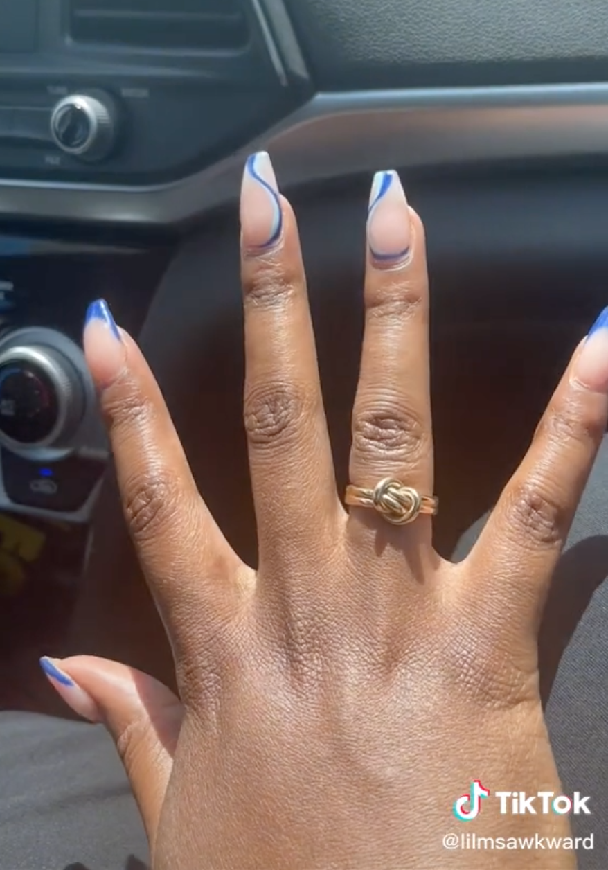 Alexa wears an ordinary ring on her ring finger