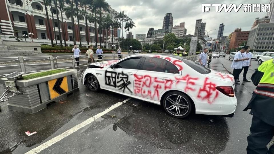 47歲杜姓男子今日下午開車衝撞總統府。（圖／總統府提供）