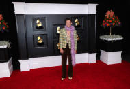 <p>La ceremonia de los Grammys 2021 comenzó con la actuación de Harry Styles, pero antes el cantante desfiló por la alfombra roja <a href="https://es.vida-estilo.yahoo.com/harry-styles-grammys-2021-looks-131957542.html" data-ylk="slk:con un total look de Gucci;elm:context_link;itc:0;sec:content-canvas;outcm:mb_qualified_link;_E:mb_qualified_link;ct:story;" class="link  yahoo-link">con un total look de Gucci </a>que incluía una boa morada de pelo. Parece que le dio suerte porque acabó ganando uno de los premios. (Foto: Jay L. Clendenin / Los Angeles Times via Getty Images)</p> 
