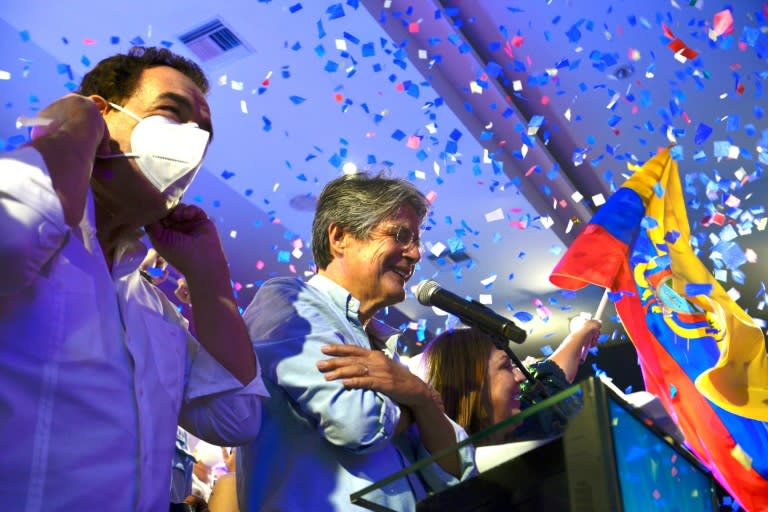 Guillermo Lasso (C) hace sus primeras declaraciones como presidente electo de Ecuador junto a su esposa María de Lourdes Alcivera (D) y el exalcalde de Guayaquil Jaime Nebot, luego de conocer los resultados preliminares de la segunda vuelta electoral, el 11 de abril de 2021 en Guayaquil