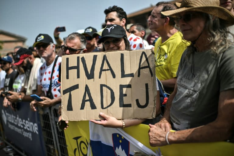 Une spectatrice brandit une pancarte sur laquelle est écrit "Merci Tadej" au départ du Tour de France samedi à Florence (Marco BERTORELLO)