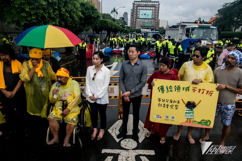 20170602原住民凱道露宿爭取傳統領域百日，今遭清場，時代力量立法委員林昶佐以及高潞·以用到場關心（曾原信攝）