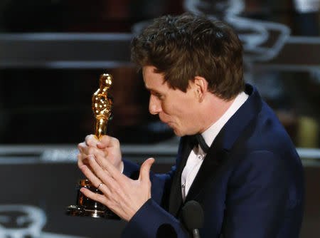 Actor Eddie Redmayne reacts after winning the Oscar for best actor for his role in "The Theory of Everything" during the 87th Academy Awards in Hollywood, California February 22, 2015. REUTERS/Mike Blake