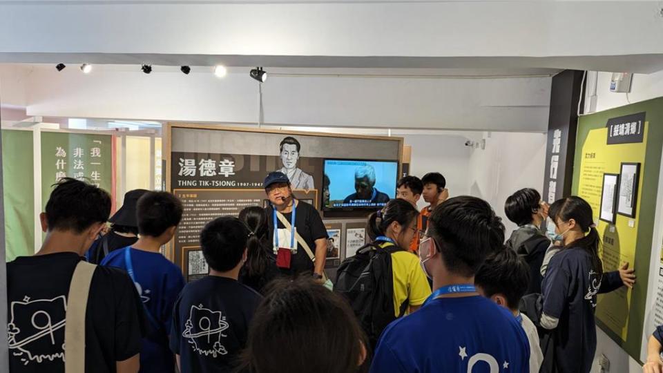 台南市政府文化局今天公布，首屆「台南人權月」相關展覽及活動，將於6月27日啟動。圖為學子走訪二二八紀念館認識湯德章。(台南市文化局提供／曹婷婷台南傳真)