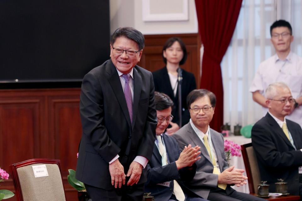  總統府秘書長潘孟安陪同接見我國參加2024年各國國際科學展覽會代表團。 圖：總統府提供 