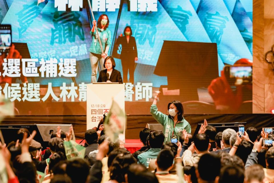 蔡英文要大家支持林靜儀，林靜儀起立向大家致意。   林靜儀競選總部/提供