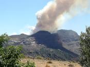 Vista de la columna de humo del incendio declarado en el municipio de Artenara de la isla de Gran Canaria en el que trabajan un amplio dispositivo de medios aéreos y terrestres. EFE/Mariola Morales