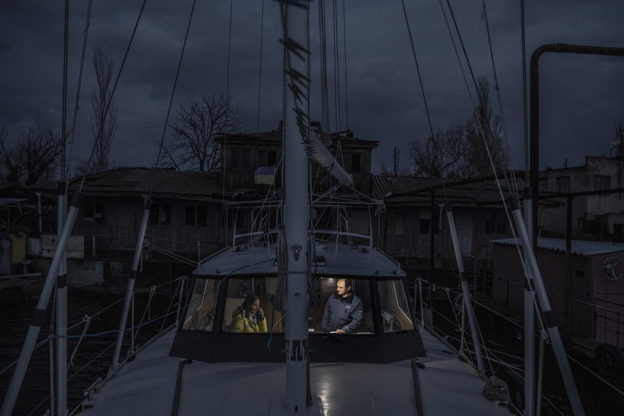 Oksana y Dmytro Yevminov a bordo de su yate en Jersón, Ucrania, el 18 de noviembre de 2022. (Finbarr O'Reilly/The New York Times)
