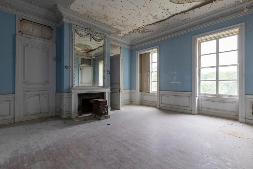 A governess suite in Lynnewood Hall.