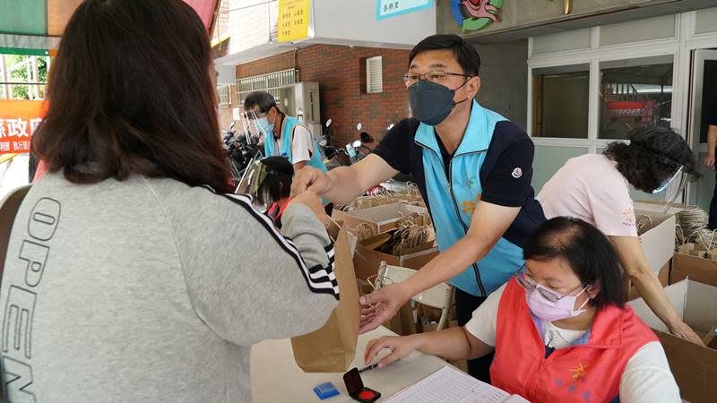 鹿港鎮發低收及中低收入戶每人5劑快篩　4579人受惠