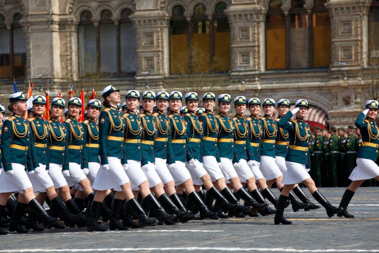 Russische Offizierinnen marschieren während einer Probe für die Parade zum Tag des Sieges 2022 in Moskau. - Copyright: Tian Bing/China News Service via Getty Images