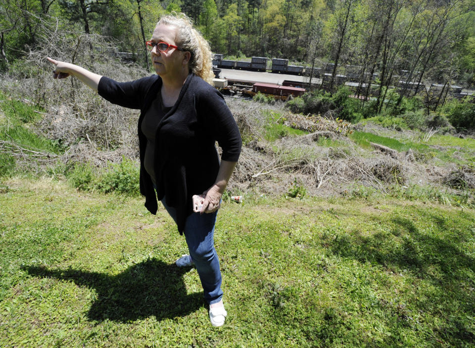 Die Bürgermeisterin Heather Hall vor den Waggons, die vor zwei Monaten in Parrish gestrandet sind. (Bild: AP Photo/Jay Reeves)