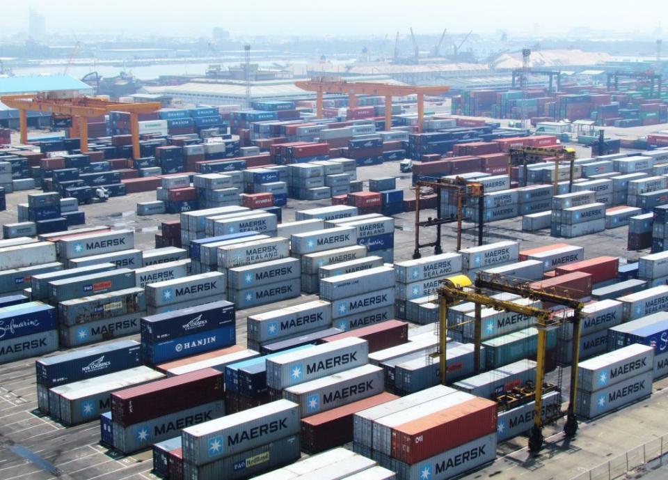 台中港貨物裝卸量屢創新高，貨物裝卸量較去年同期成長百分之七點九，貨櫃裝卸量較去年同期成長快一成。 （記者陳金龍攝）