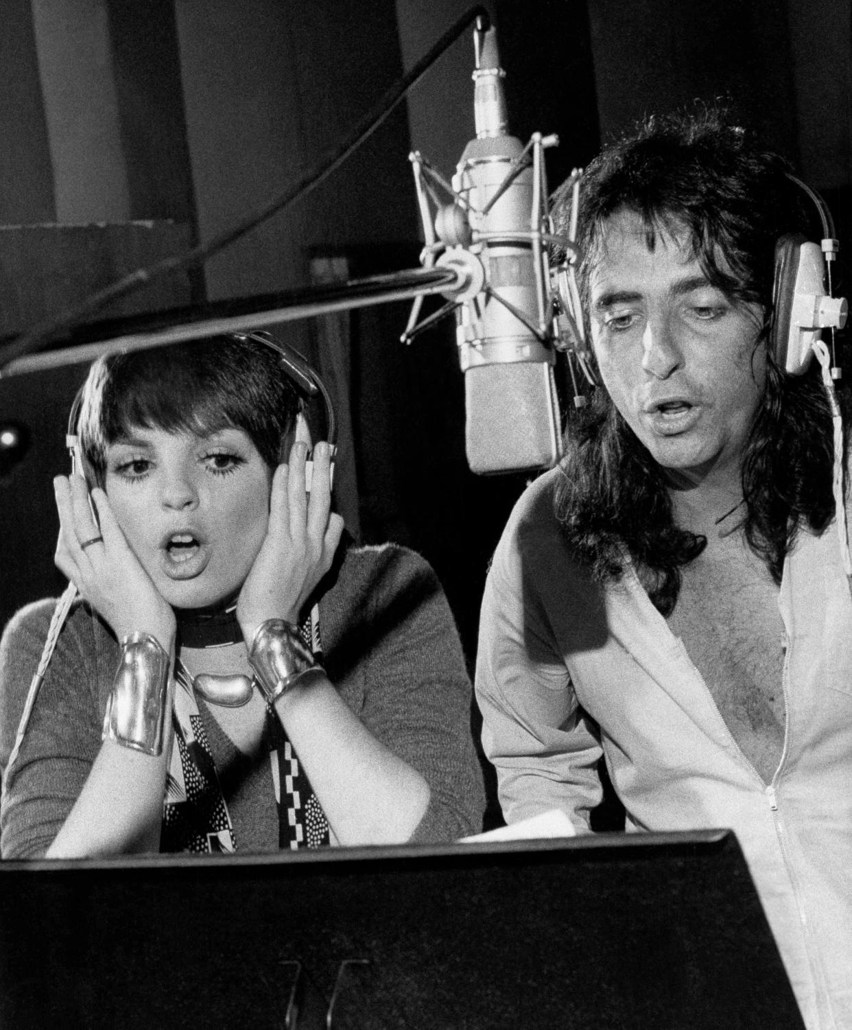 Entertainer Liza Minnelli, left, sings with rock star Alice Cooper  Wednesday, Oct. 4, 1973 in a New York recording studio. Liza, the daughter of Judy Garland and star of movie “Cabaret”, dropped by to sing backup for a song on Cooper’s new album. (AP Photo/AG)