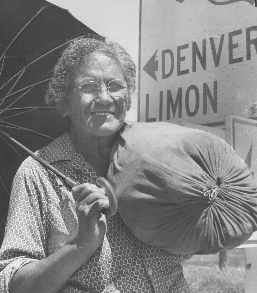 emma gatewood holding an umbrella for the sun and a cloth sack of her belongings