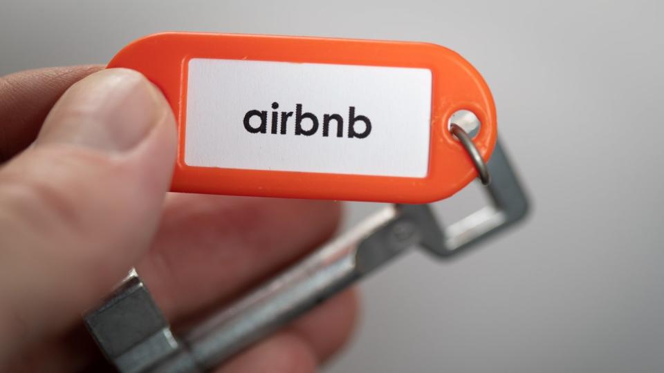 Wann genau der mit Spannung erwartete Börsengang von Airbnb erfolgen soll und wie viele Aktien dabei zu welchem Preis angeboten werden, bleibt weiterhin unklar.