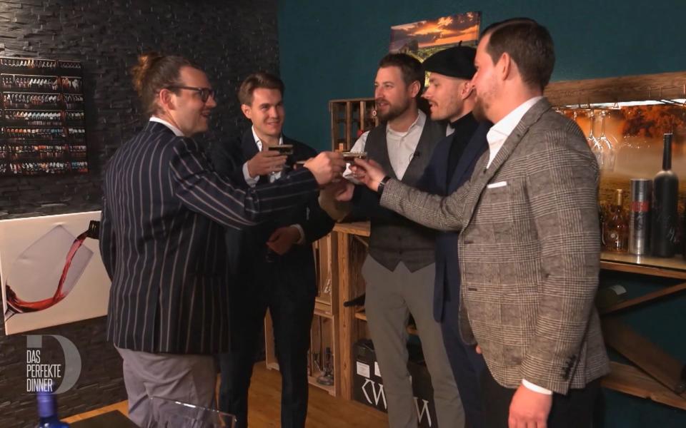 Der letzte Abend der Herrenrunde beginnt mit einem Espresso Martini, von links: Marc, Max, Thomas, Niklas und David.
 (Bild: RTL)