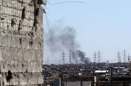 Smoke is seen as members of the Iraqi forces clash with Islamic State fighters on a frontline in north west of Mosul, Iraq, May 8, 2017. REUTERS/Danish Siddiqui